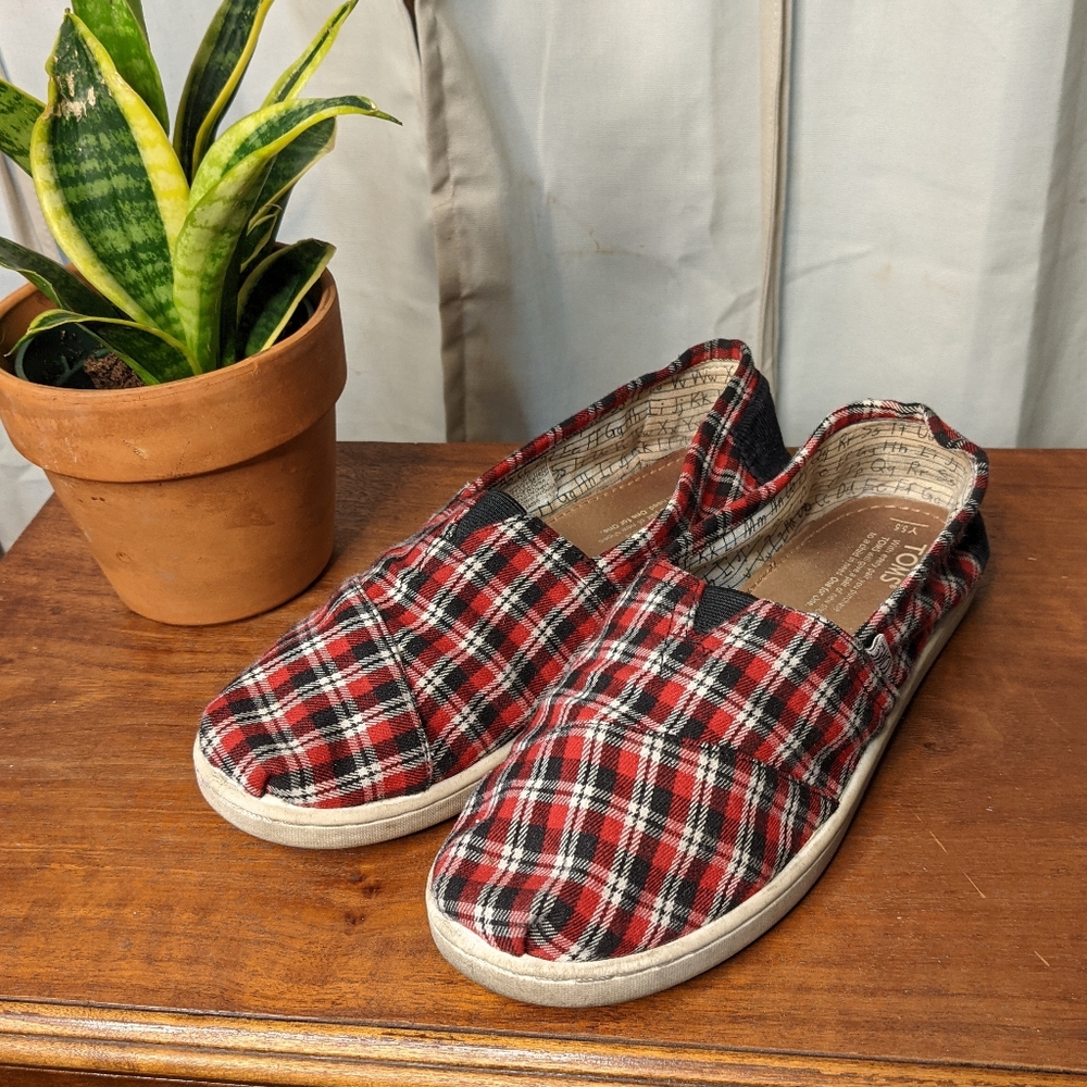 Toms red and black plaid shoes Kids 5.5